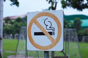 Clubs: roken op sportterreinen wordt bij wet verboden!