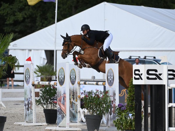 Jumping: STX Cyclus Jonge Paarden Jumping in de startblokken