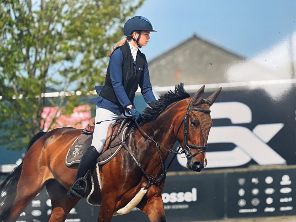 Discipline, passie & dromen: Joëlle (17) Leeft voor de paarden