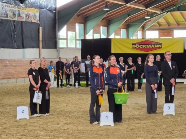 Voltige:Belgische voltigeploeg trotseert het stormweer op CVIO4* Warendorf met podiumplaatsen en pech onderweg